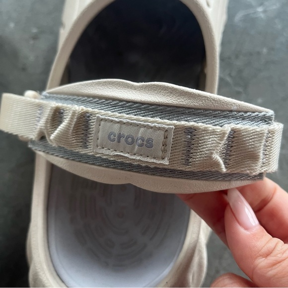 Crocs Men’s 8 Women’s 10 beige sand cream color - Picture 2 of 5